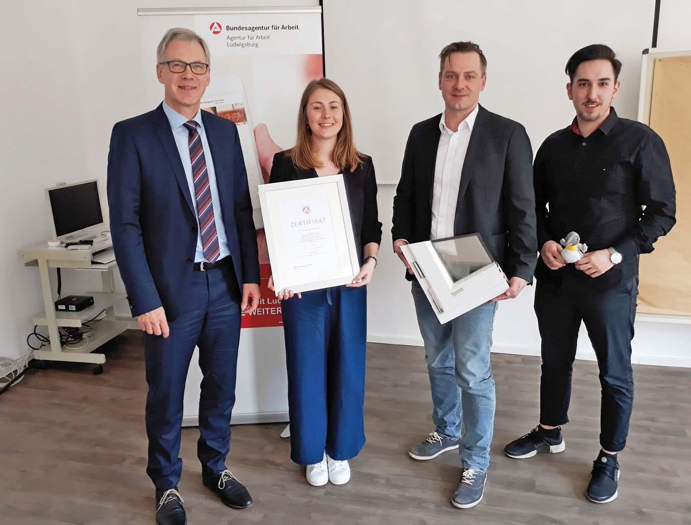 Übergabe des Ausbildungszertifikats (von links):Martin Scheel, Leiter der Arbeitsagentur, Jeanine Schweiker, Michael Hilbig und Muhammed Bostan 
