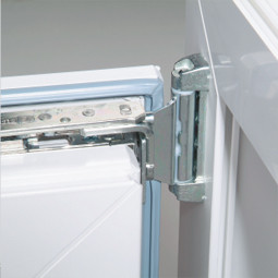 Die Flügelbremse erschwert das selbsttätige Zufallen des Fensterflügels bei Zugluft oder Wind. Die Flügelbremse erschwert das selbsttätige Zufallen des Fensterflügels bei Zugluft oder Wind.